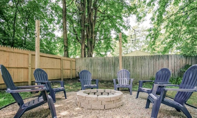 Lake Breeze Park Hütte | 2 min walk to Lake view, private yard with fire pit, near vineyards, & fishing!