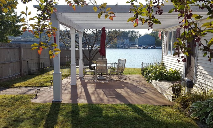 Winnisquam Haus | Studio -1 Br Lakefront W / Dock und zu Fuß in Sandstrand in der Nähe der Sandbank