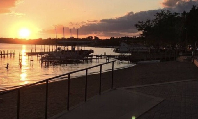 Clear Lake Kabine | AWAY AT THE LAKE. Beautiful lake weather!!😎Come join the fun🏖🎡🎠! 🚴🏽♂️🏊♀️🏸🪁⛳️🚣♀️🏄🏿♂️🏖⛵️