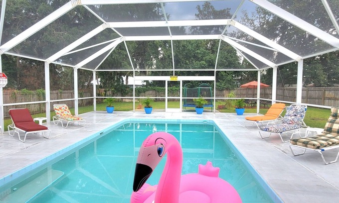 Edgewater Haus | 🐬🌴WINTER/SPRING DEALS- HEATED POOL- BEACH/RIVER🐬GRILL FENCED🌴THEME PARKS 1HR