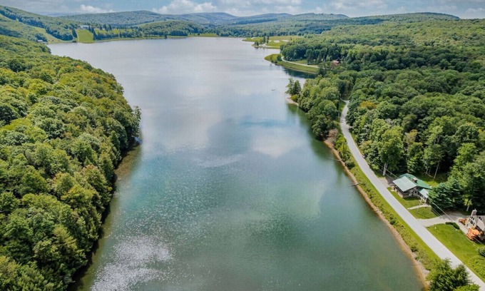 Alpine Lake Wohnung | Wintervue: Escape to Nature – Spacious, Pet-Friendly Retreat in WV