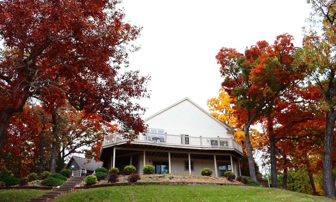 Lauderdale Lakes Haus | Wisconsin lake living does not get any better than this!