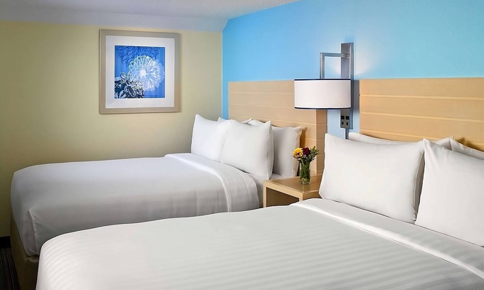 Middleburg Heights Hotel | Within easy reach of Roehm Athletic Complex! 2 Broad Suites W/ Kitchen!