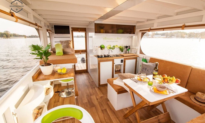 Bad Saarow Kabine | Wohlfühlboot THEO in Bad Saarow (Festlieger) - Wohlfühlboot Hausbooturlaub