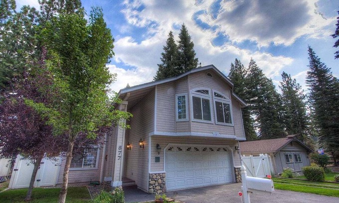 Tahoe Island Haus | Großes, neueres Haus mit Grill, 2 Decks, Spielplatz, Whirlpool, umzäunter Hof (CYH1077)