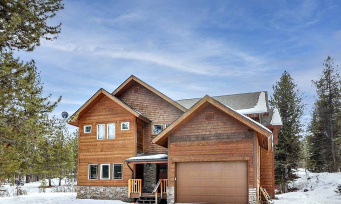 McCall Haus | Wonderful 5 bdrm cabin on 1acre wooded lot with stream