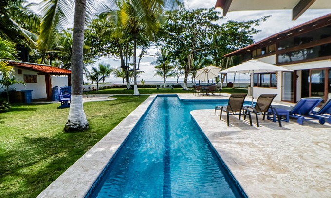 Cerro Plano Haus | Wonderful beachfront property in Tivives with palm trees, private pool, and AC