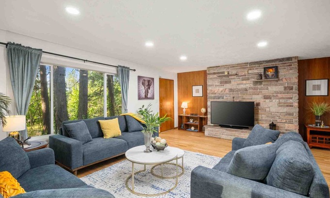 Gresham Haus | Wonderful Forested Retreat, Next to Park, Pet Friendly, Game Room, Pool Table, Fire-Pit, on 2 Acres