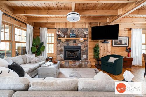 Saugatuck Haus | Wonderful Log Cabin near private beach and lake access