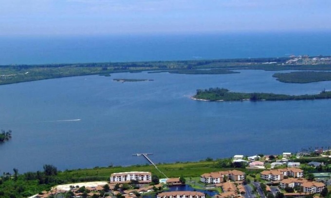 Sebastian Eigentumswohnung | Wunderbare am Fluss Gemeinschaft. Kostenlose Bootsanleger. Reflexionen