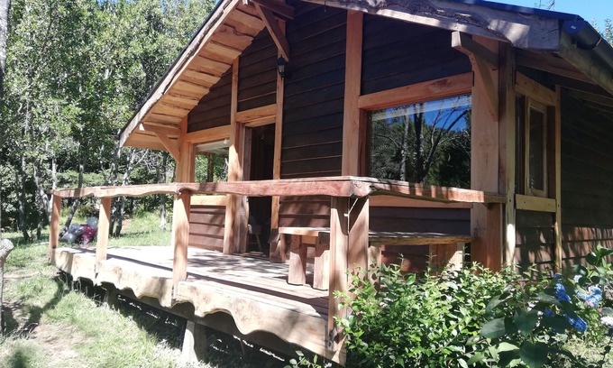 Pucon Haus | Wunderschöne rustikale Hütte 2, mit einheimischen Holzstämmen, mit Bank von Rio