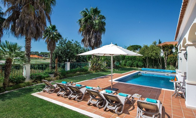 Almancil Villa | Wunderbar stilvolle und luxuriöse Villa, beheizter Pool, Gärten, Designer Interior