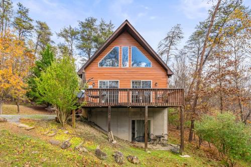 Berkeley Springs Haus | Wooded Cabin Escape w Fire Pit & Family Ready