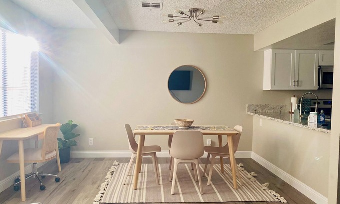 Paradise Haus | Work from home, 2 BR/2 BA midterm stay near hospitals, UNLV, LV strip, airport