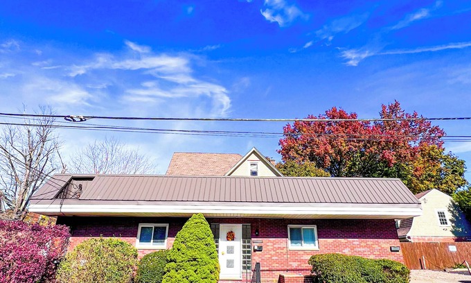 Butler Haus | Work. Wander. Welcome. Furnished 30+ Night Stay in the Heart of Downtown Butler