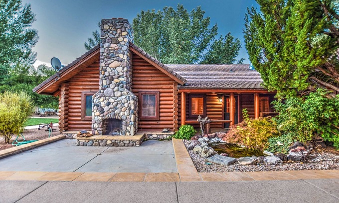 St. George Kabine | Working Ranch Cabin Getaway with Pool and Spa