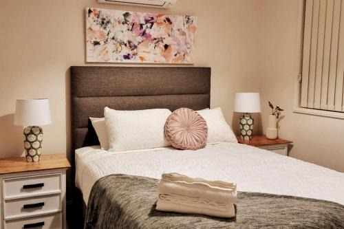 Worrigee Haus | Worrigee House 3 mins walk to shops with Free Parking, Wi-Fi, AC
