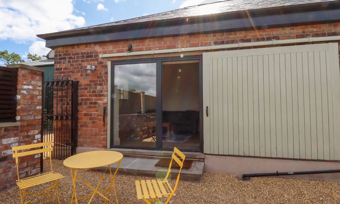 Sandbach Hütte | WREN COTTAGE, with a garden in Sandbach