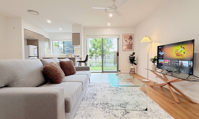 Wynnum West Haus | Wynnum West Oasis Retreat 5 Beds villa