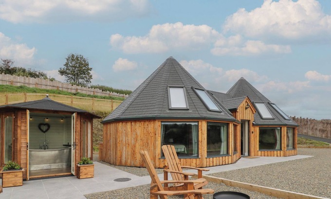 Cribyn Hütte | Y CWLWM - THE CELTIC KNOT, pet friendly, with a garden in Lampeter