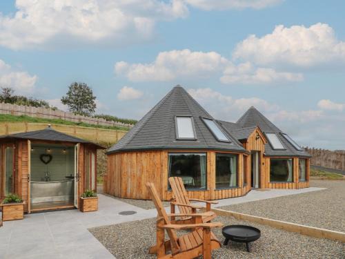 Cribyn Haus | Y Cwlwm - The Celtic Knot