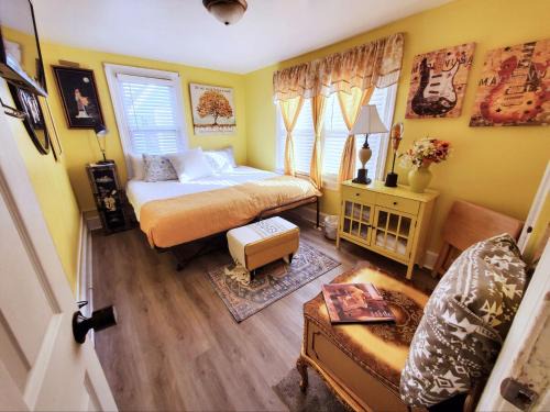 Dover Haus | Yellow Rm Dover- Del State, Bayhealth- Dov Base