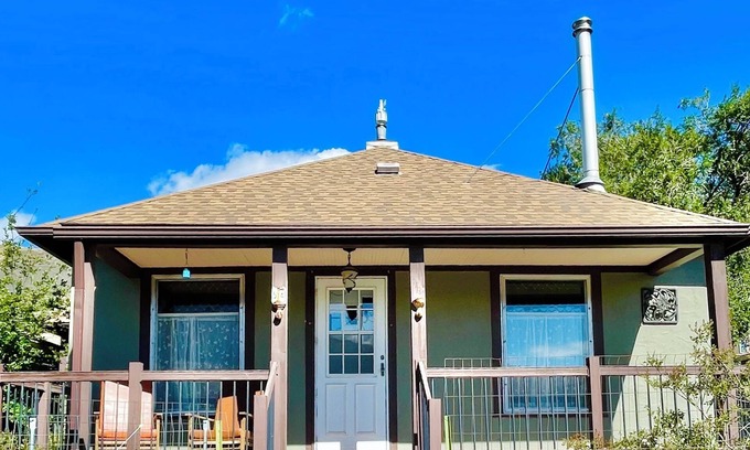 Gardiner Haus | Yellowstone is open! Stay with park views: 2-bedroom house, WiFi, Gardiner, MT