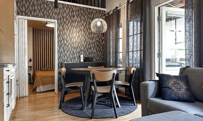 Tahkovuori Haus | Yläkerran asunto parvekkeella ja saunalla