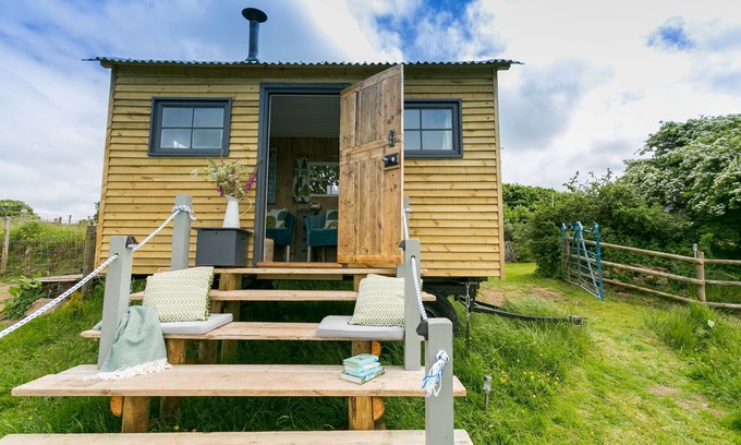 Llanerchymedd Hütte | Ynys Hideout - a dog that sleeps 2 guests in 1 bedroom