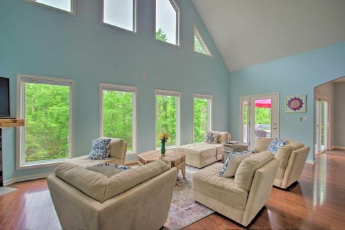 Buckingham Haus | Yogis Paradise with Deck about 1 Mi to Yogaville!