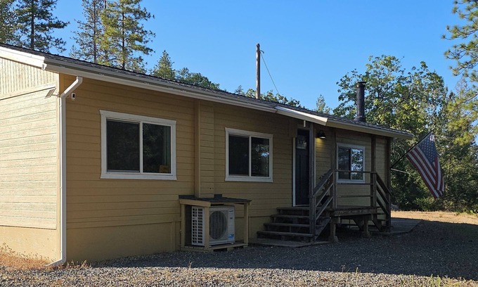 Colfax Hütte | Your Perfect Nature Getaway: Secluded Cottage in the Sierra Foothills