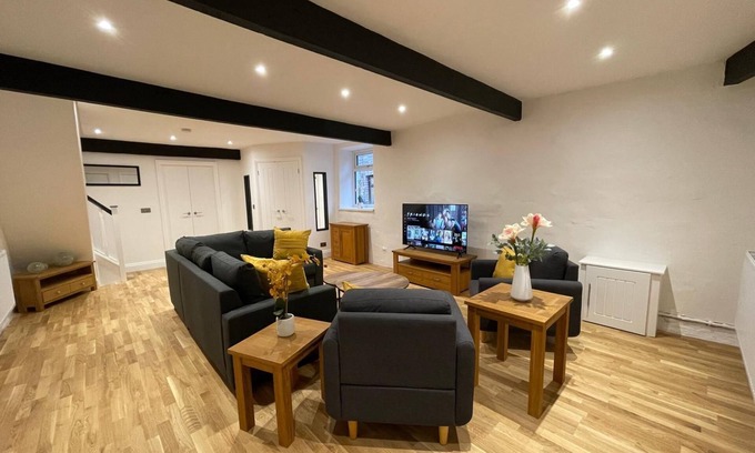 Pontypridd Haus | Yr Hen Bopty (The Old Bakery)