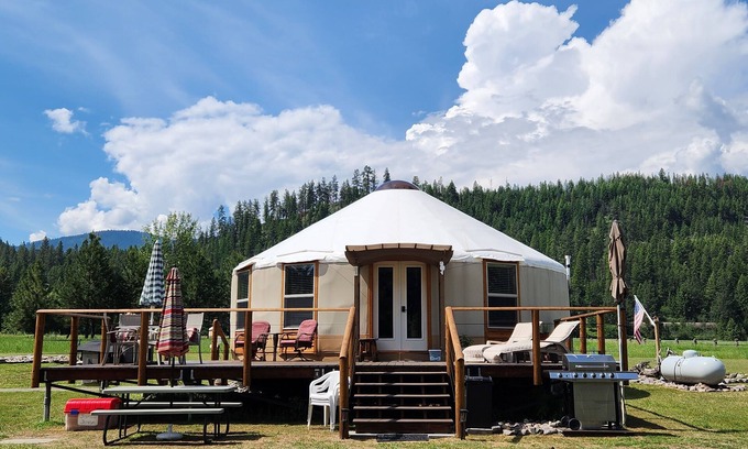 Superior Kabine | Yurt on the Clark Fork River
