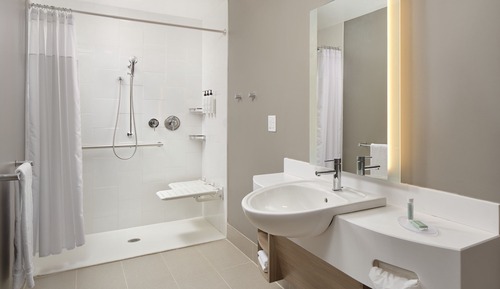 Suite, 1 King-Bett, Nichtraucher (Mobility/Hearing Access, Roll-In Shwr)