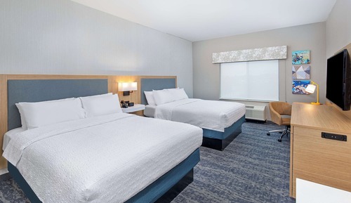 Zimmer, 2 Queen-Betten, Kühlschrank und Mikrowelle