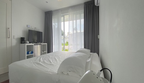 Standardzimmer, 1 King-Bett, eingeschränkter Meerblick, Poolseite