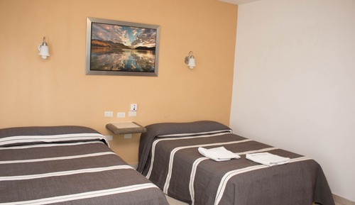 Habitacion Estandar 2 camas matrimoniales con ventilador