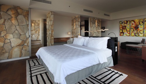 TStone Jacuzzi Suite (Standard Check Out at 2:00 PM)