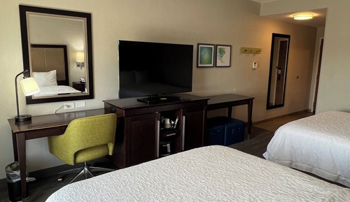 Zimmer, 2 Queen-Betten, Kühlschrank