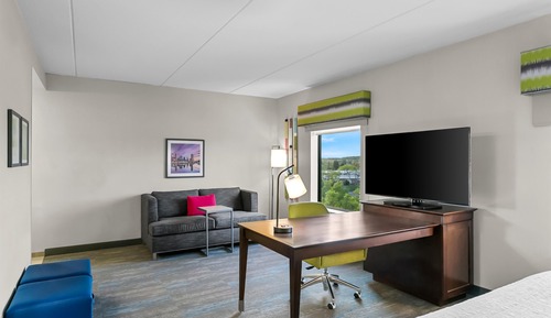 King, Studio, Kühlschrank und Mikrowelle