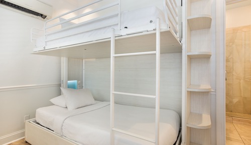 Gemeinsamer Schlafsaal, Nur Frauen