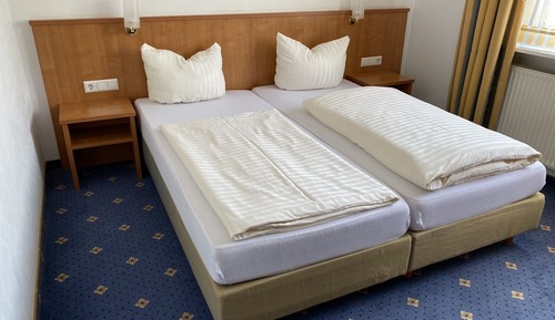 Business-Doppel- oder -Zweibettzimmer
