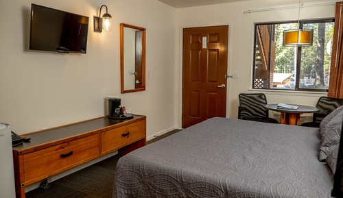 Zimmer, 1 King-Bett, barrierefrei, Kühlschrank und Mikrowelle