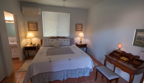 Zimmer (Mesquite Room With Shared Shower)