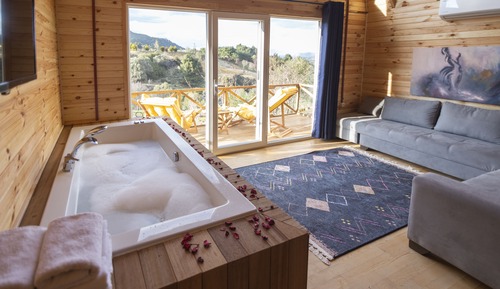 Bungalow with Fireplace and Jacuzzi