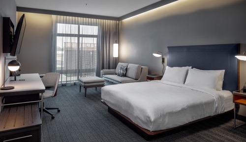 Zimmer, 1 King-Bett und Schlafsofa, Nichtraucher (Hearing Accessible)