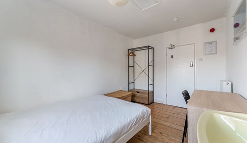 Standard-Einzelzimmer, Gemeinschaftsbad