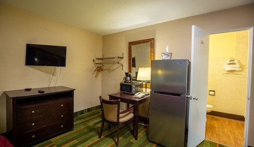 Deluxe-Einzelzimmer, 1 Queen-Bett, Nichtraucher, Kühlschrank und Mikrowelle