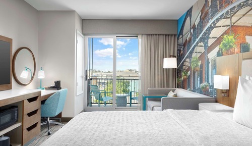 Zimmer, 1 King-Bett und Schlafsofa, Kühlschrank und Mikrowelle (Balcony)