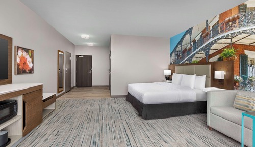 Zimmer, 1 King-Bett und Schlafsofa, barrierefrei, Badewanne (Balcony)